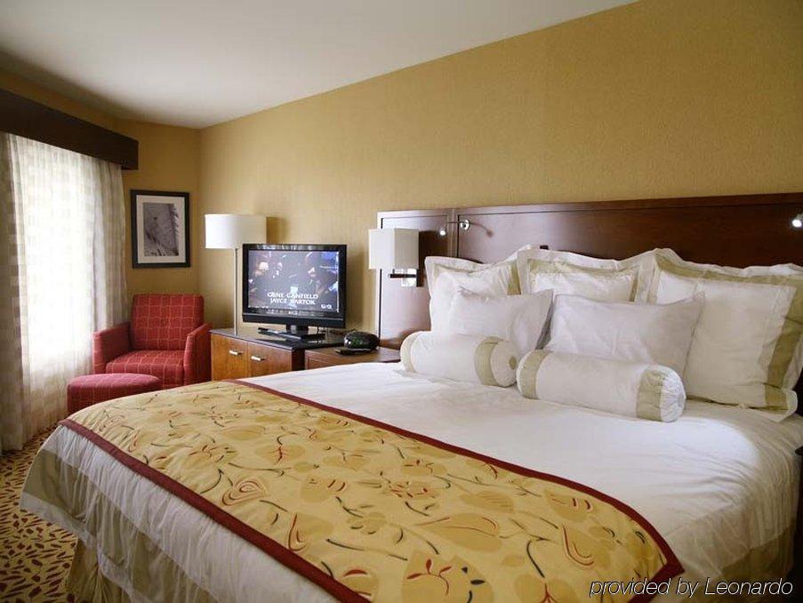 Doubletree By Hilton Battle Creek Hotel Room photo