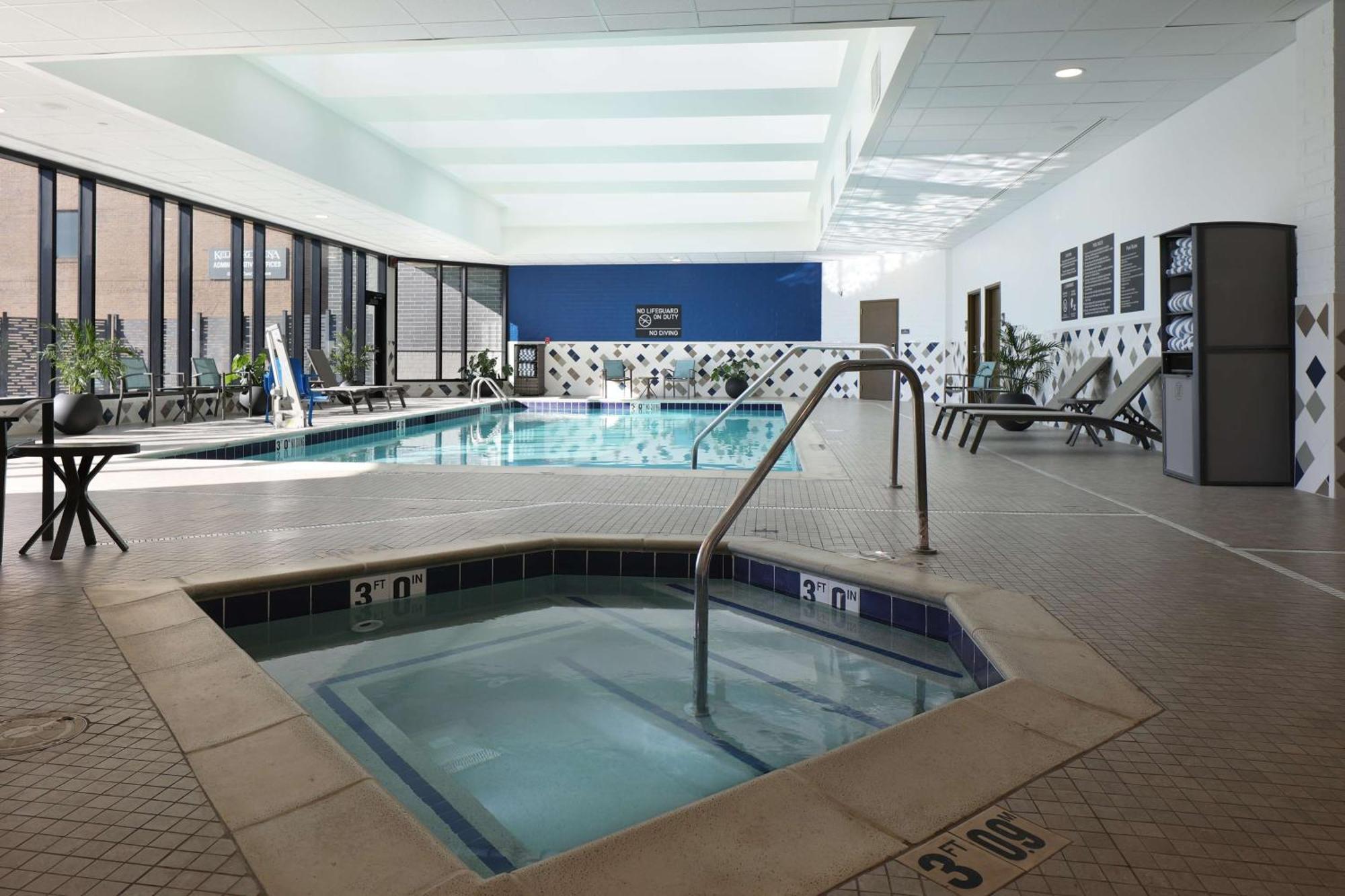Doubletree By Hilton Battle Creek Hotel Exterior photo